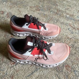 On running shoes cloudstratus women’s size 9
